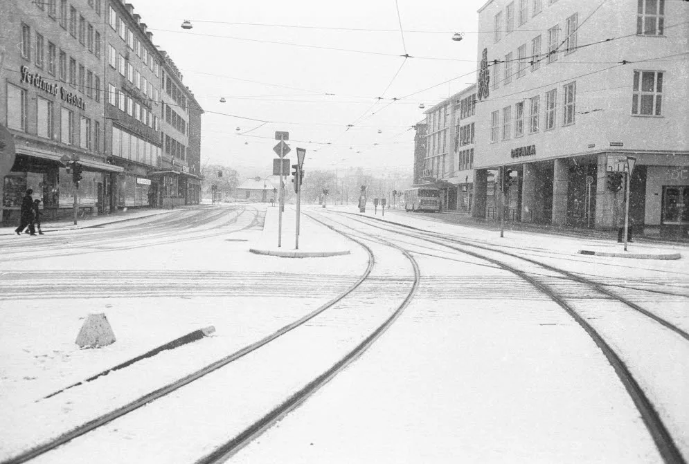 Schwarzweißfoto: menschenleere Holstenbrücke in Kiel am ersten autofreien Sonntag, 25. November 1973.